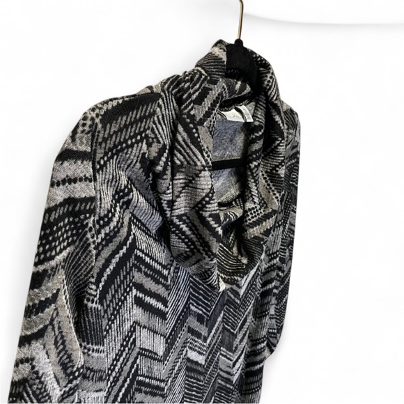 Kim Rogers Black and Gray Patterned Top - Picture 4 of 5